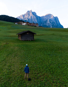 Fot&oacute;grafo  haciendose una foto en las praderas de Castelrotto, junto al majestuoso Alpi di Siusi, al amanecer