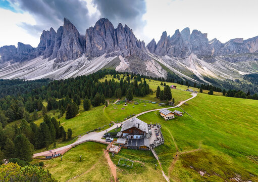 Imagen a&eacute;rea del Refugio de Odle, situado en el Parque Natural Puez Older, en el Tirol del sur (Dolomitas, Italia)