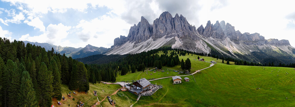 Imagen a&eacute;rea del Refugio de Odle, situado en el Parque Natural Puez Older, en el Tirol del sur (Dolomitas, Italia)