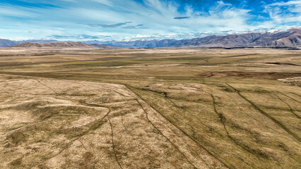 Obraz premium The way to Lake Ohau and the southern alps through alpine grasses and tundra terrain
