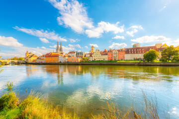 Fototapeta premium The picturesque skyline including the stone bridge over the Danube River, Saint Peter's Church and Regensburg Town Hall in the Bavarian city of Regensburg, Germany. 