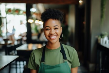 Naklejka premium Smiling portrait of a young female barista
