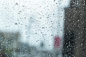 雨の日の窓ガラス