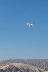 drone blanco phantom 4 volando de frente