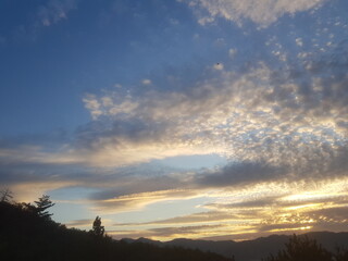 늦가을 11월 말 오후 4시경의 하늘 구름 사진