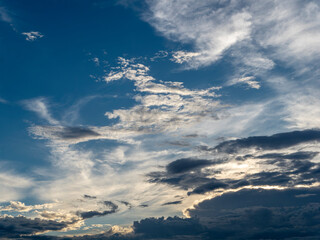 朝日に照らされる雲と青空