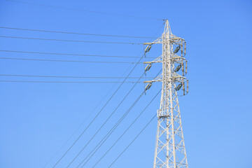 送電用鉄塔と電線と青空