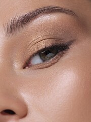 Obraz premium Close-Up of Woman's Eye with Flawless Skin and Subtle Makeup