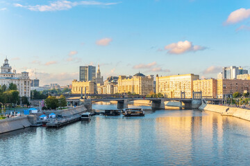 Obraz premium Panoramic view Borodinsky bridge, river Moscow, old buildings and high towers. View of the Borodinsky Bridge and the embankment in Moscow