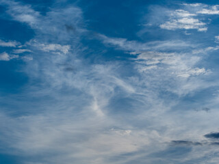 Fototapeta premium 早朝の青空と白い雲の風景