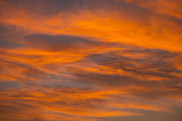 Naklejka premium Enjoy a panoramic view of the skyline. The sun rises in the morning sky with colorful clouds. and beautiful cloud patterns In the soft light of the morning 