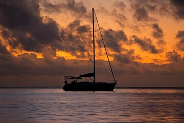 Fototapeta premium The sun sets over Mo'orea