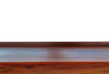 Comptoir de bar en bois massif vide, fond blanc 