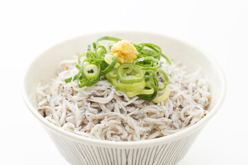 白背景に釜揚げしらす丼