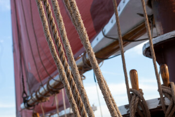 Obraz premium Ropes and details of a sail boat