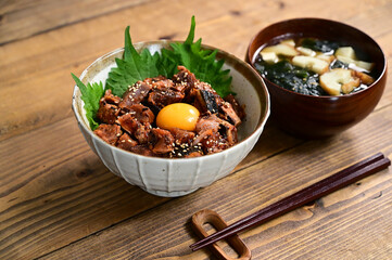 カツオのタタキコチュジャン和え丼