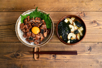 カツオのタタキコチュジャン和え丼