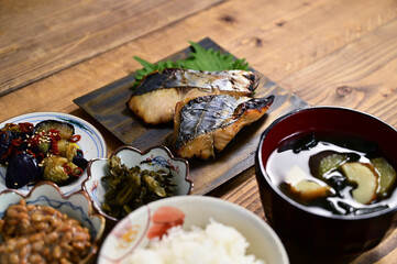 一汁三菜 サワラの味噌漬け、辛子高菜、納豆、ナスの和え物