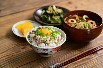 一汁一菜　納豆ご飯とみそ汁、きゅうりの酢の物