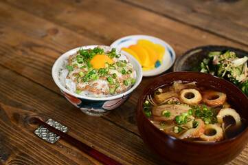 一汁一菜　納豆ご飯とみそ汁、きゅうりの酢の物