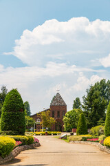 教会風な建物と青空