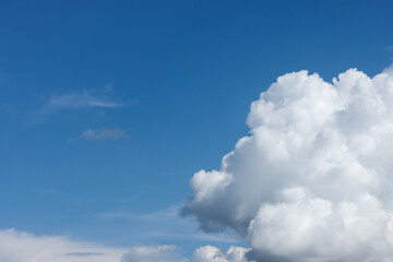 Obraz premium White cloud or cloudscape with blues clear sky in sunny day on rain season, weather forecast and climate change concept, copy space for text