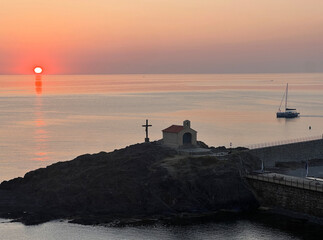 Lever du soleil sur la mer à Collioure avec la chapelle Saint-Vincent