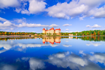 Obraz premium Morotzburg, Germany. Beautiful Baroque Palace surrounded by a lake, autumn in Saxony, Europe.