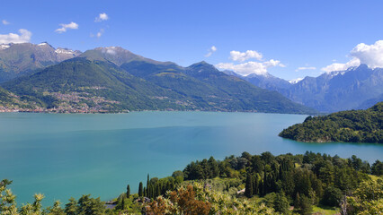 Fototapeta premium como lake during summer with blue sky and lake