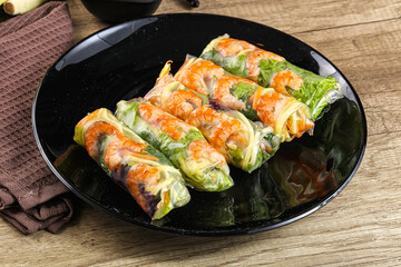 Vietnamese spring roll with prawn and mango