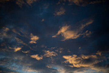 Obraz premium The evening sky. The setting sun illuminated the clouds. The light on the clouds.