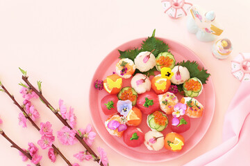 おひなまつりのテーブル　エディブルフラワーを添えたお花の手まり寿司　