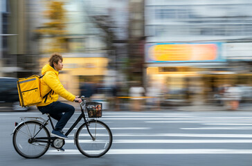 宅配デリバリーサービスの日本人の宅配スタッフ