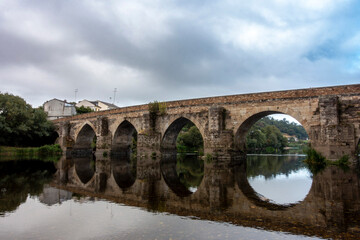 Fototapeta premium The Roman bridge of Lugo, or old bridge, is a bridge of Roman origin that has undergone numerous reconstructions during the 12th, 14th and 18th centuries. Galicia, Spain.