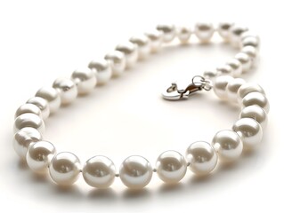 Obraz premium Elegant Pearl Necklace with Silver Clasp on White Background