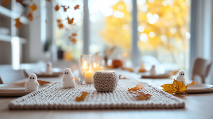 毛糸のプレースマットと小さな幽霊のテーブルセッティング