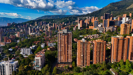 Imagen aérea tomada desde el sur oriente de la ciudad de Medellín, en el barrio Poblado.  © LUISEFEVIDEOS