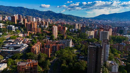 Obraz premium Imagen aérea tomada desde el sur oriente de la ciudad de Medellín, en el barrio Poblado. 