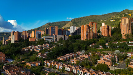 Obraz premium Imagen aérea tomada desde el sur oriente de la ciudad de Medellín, en el barrio Poblado. 