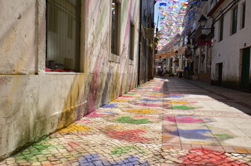 傘の光が道端に映る