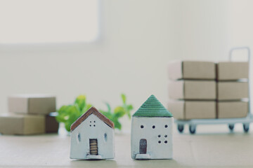 家の模型や段ボールのミニチュアを使った引っ越しや見積もりのイメージ