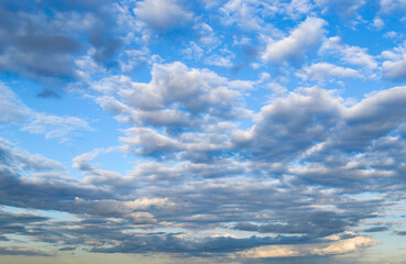 Obraz premium Lots of beautiful white clouds in the evening blue sky
