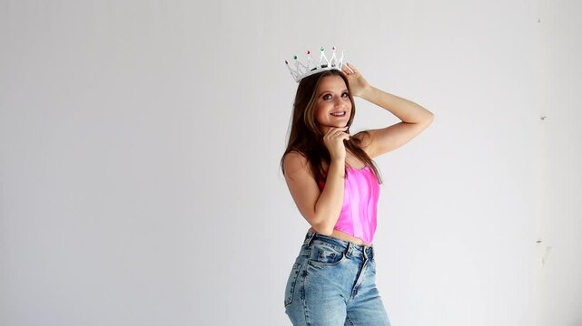 mulher beldade usa coroa de princesa , express&atilde;o sorridente para c&acirc;mera 