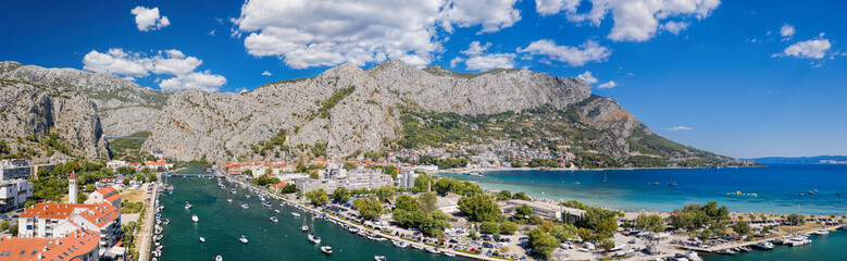 Obraz premium Amazing panorama of Omis wiith boats on Cetina river and beaches along the coast in Croatia