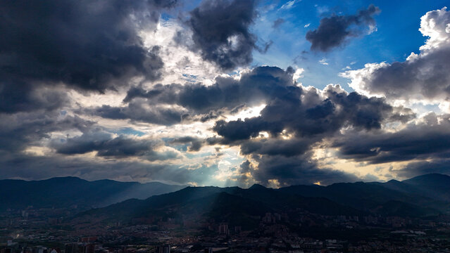 Foto de las nubes en una tarde sobre la Ciudad de Medell&iacute;n.