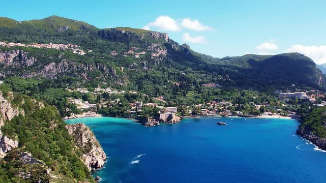 Die sch&ouml;ne Bucht von Paleokastritsa auf Korfu vom Meer aus gesehen