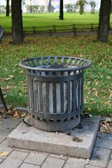 Obraz premium public trash can on city street filled with garbage. plastic waste in trash can container. concept of waste recycling in city. environmental pollution. recycling garbage, biodegradable plastic