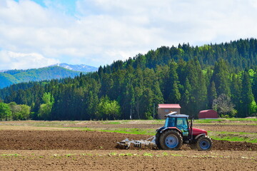 Obraz premium 農作業風景 種まき（新潟県）