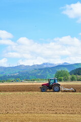 Obraz premium 農作業風景 種まき（新潟県）