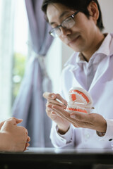 In a dental clinic, orthodontists and nurses work together to examine and treat patients' oral health. They discuss dental hygiene, repairs, and care while ensuring that the visit is comfortable.